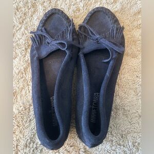 Minnetonka Women's Kilty Hardsole in Navy - size 8- like new!